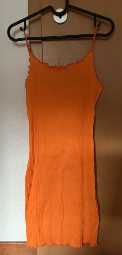 Short, form-fitting dress with wavy hem