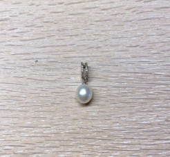 Cultured pearl pendant