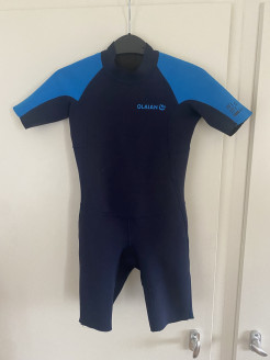 Short wetsuit to go in the water
