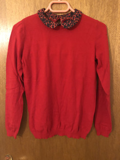 Roter Pullover mit Claudine-Kragen