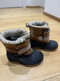 Snow boots size 24