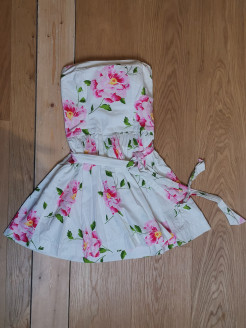 Weißes Kleid mit Blumen