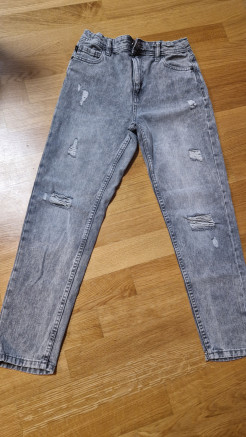 Hellgraue Jeans mit kleinem Loch