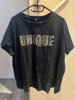 Black T-shirt with leopard print - size 3XL