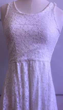 Kleid aus weißer Spitze