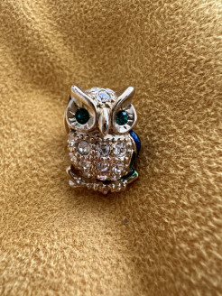 Owl pin with stone