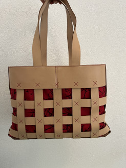 Shopping bag in woven leather and red fabric