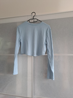 Hellblauer Crop-Pullover