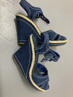 Beautiful wedge sandals in denim fabric 37***.