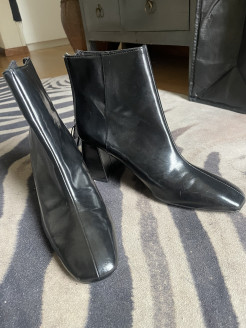 Neue schwarze Stiefeletten