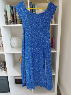 Blaues Kleid mit Punkten