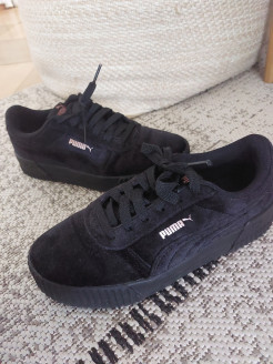 Puma Sneakers aus schwarzem Samt