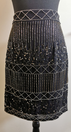 Short straight skirt with sequins