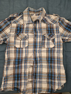 Blue and white checked short-sleeved shirt