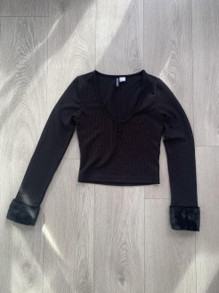 Schwarzer Pullover mit langen Ärmeln