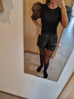 Schwarze Bluse mit transparenten Ärmeln