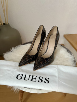 Guess pumps