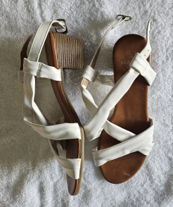 Sandales similicuir blanc 39 talons carrés