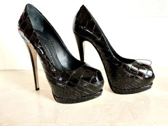 Magnificent Giuseppe Zanotti black leather pumps (new)