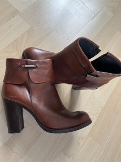 Leather boots with heel / Lederstiefeletten mit Absatz