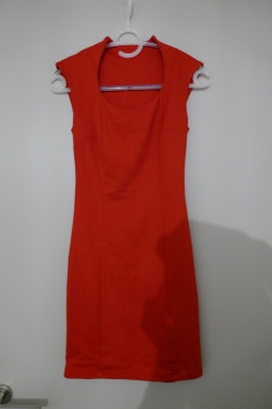 Kurzes rotes Kleid