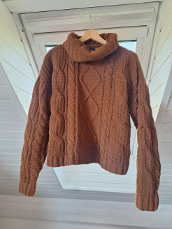 Brauner Pullover