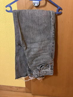 Jeans mit Loch in 34