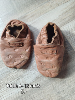 Robeez slippers size 6-12 months