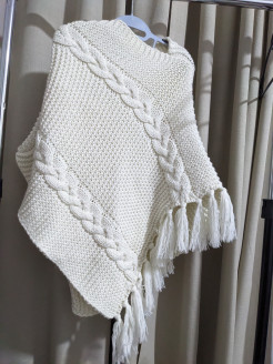 Gestrickter Poncho aus Wolle