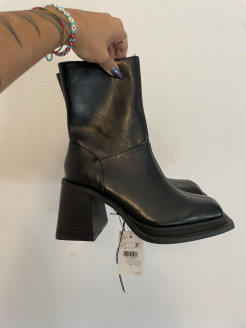 Stiefel aus schwarzem Kunstleder