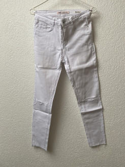 Weiße Jeans mit Knieöffnung