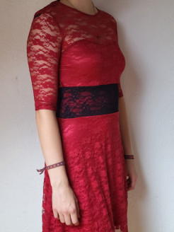 Robe rouge en dentelle 