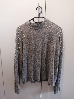Grey jumper with small pearl