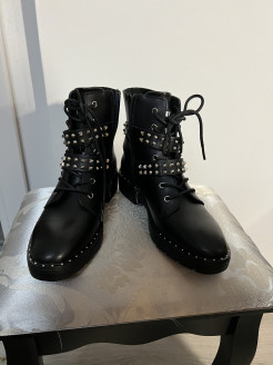 Bottines en cuir noir cloutées de la marque SixtySeven