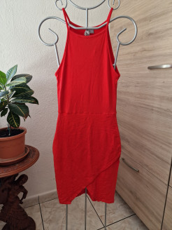 Eng anliegendes rotes Kleid