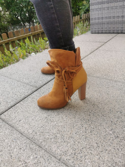 Camel boots