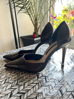 Heeled shoes with side openings