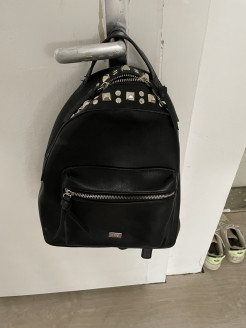 Rucksack mit quadratischen Nieten Kunstleder schwarz