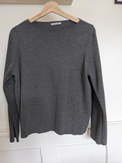 Grauer Pullover