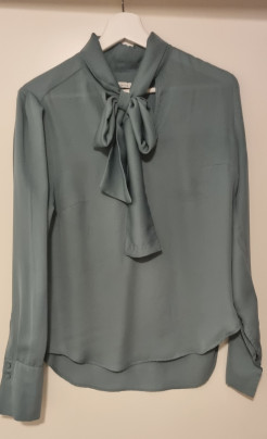 Lightweight shirt with bow
