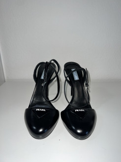 Schwarze Schuhe mit Absatz von Prada