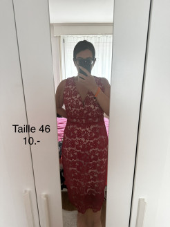 Mid-length cocktail dress in lace