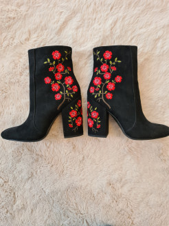 Heeled boots with embroidered flowers