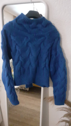 Warmer und bequemer blauer Pullover für den Winter