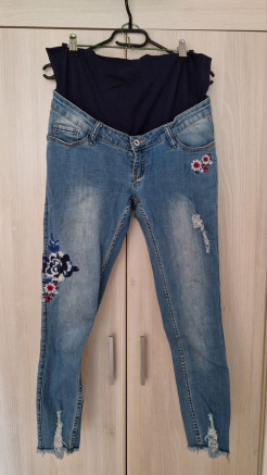 Jeans with floral motif