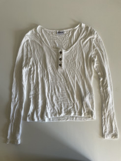 White long-sleeved T-shirt