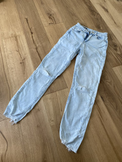 Blaue Jeans mit Loch