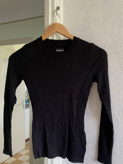 Schwarzer Pullover