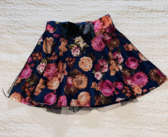 Mini skirt with flowers