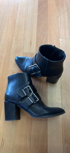 Schwarze Stiefeletten mit Absatz